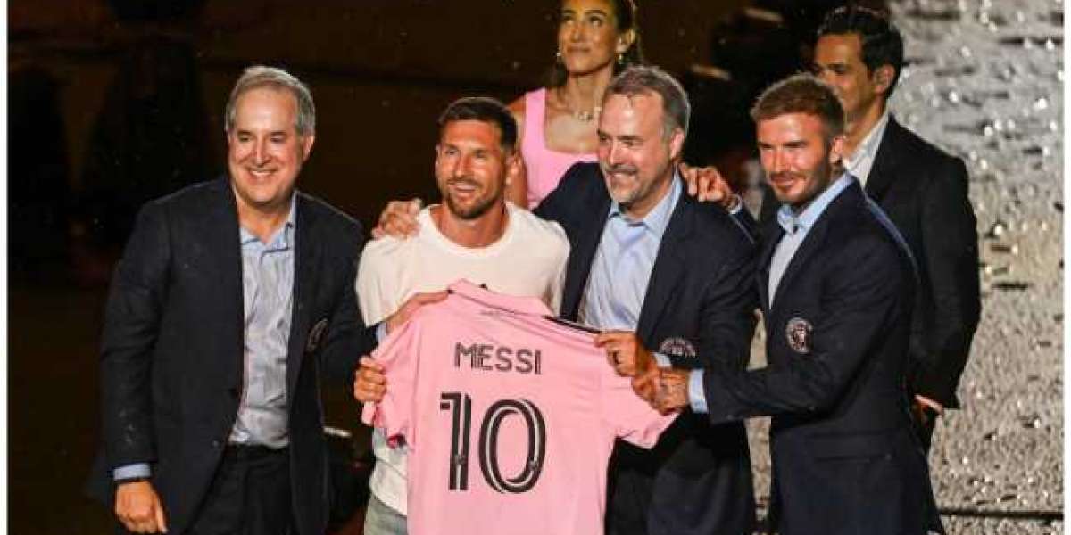 Messi wird als „Amerikas Nummer 10“ gefeiert, als er begeisterte Miami-Fans begrüßt